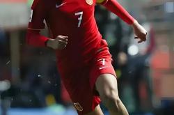 开云体育入口-足球比赛中球队展现出坚韧不拔的斗志