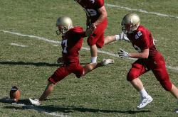 开云体育中国官网-街道狂飙与球场翱翔，F1新加坡夜战与猛龙轻取马刺的双重奏