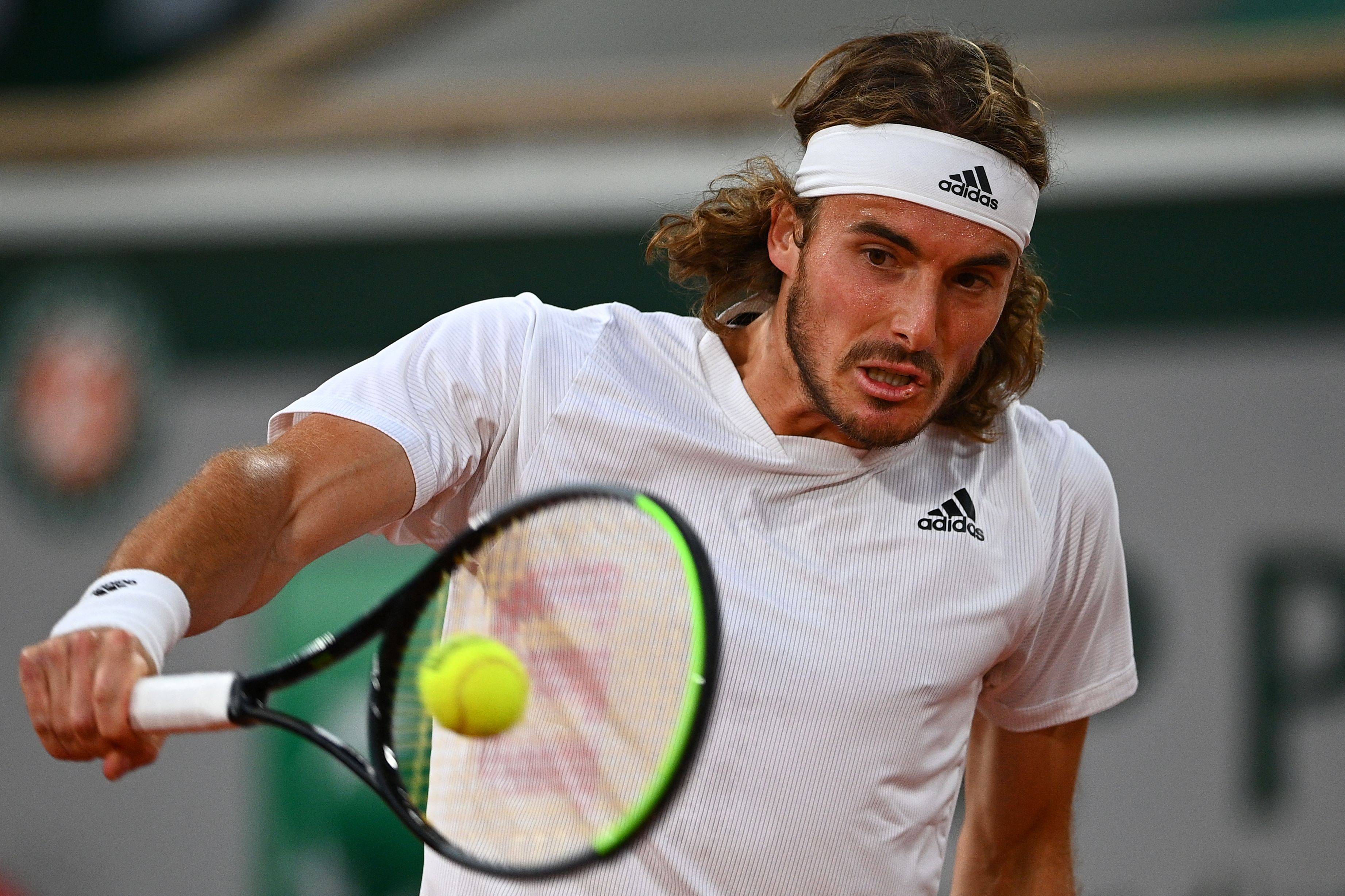 包含世界网球队翻盘法国网球队，西西帕斯完成帽子戏法的词条