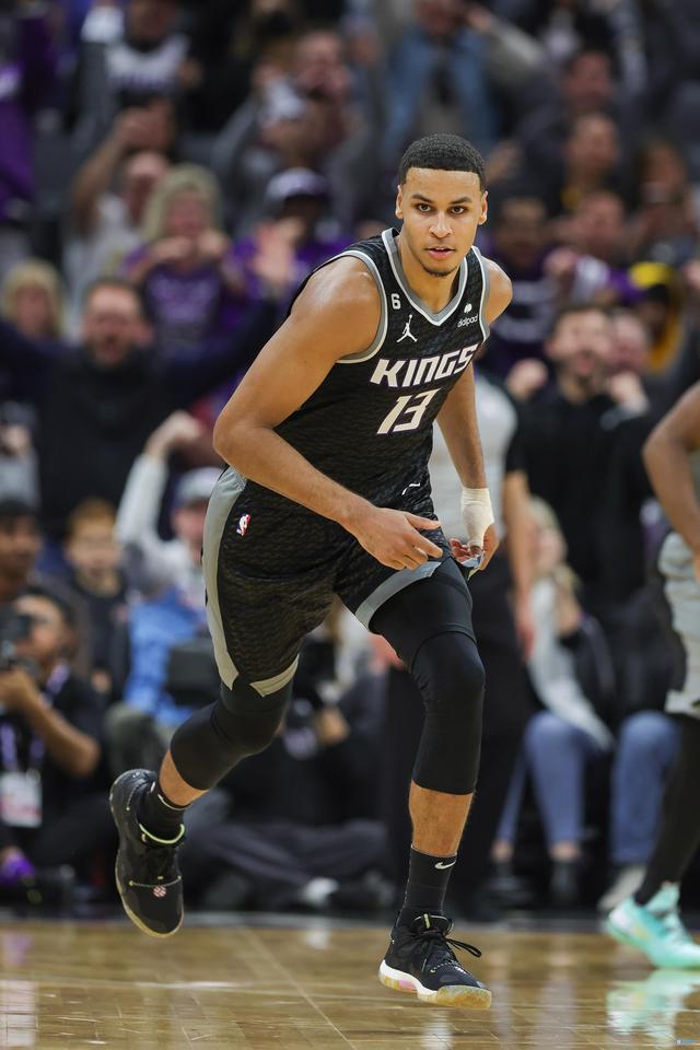 包含墨西哥男篮横扫立陶宛男篮，哈里斯高光表现的词条