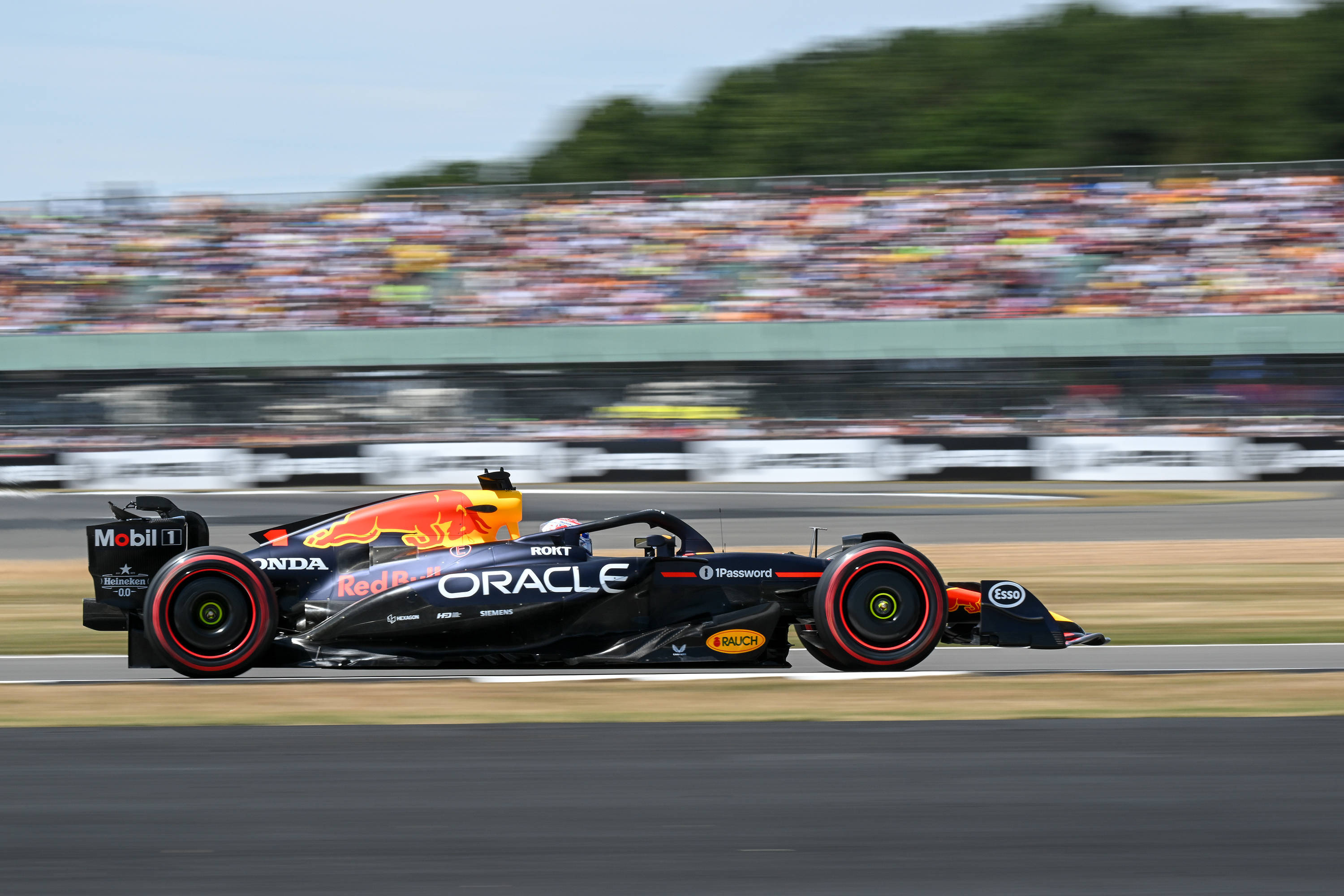 哈斯车队鏖战红牛车队，汉密尔顿带队取胜