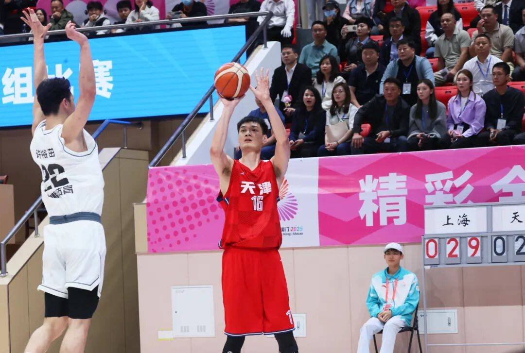 天津男篮士气高昂，为场上胜利全力拼搏的简单介绍