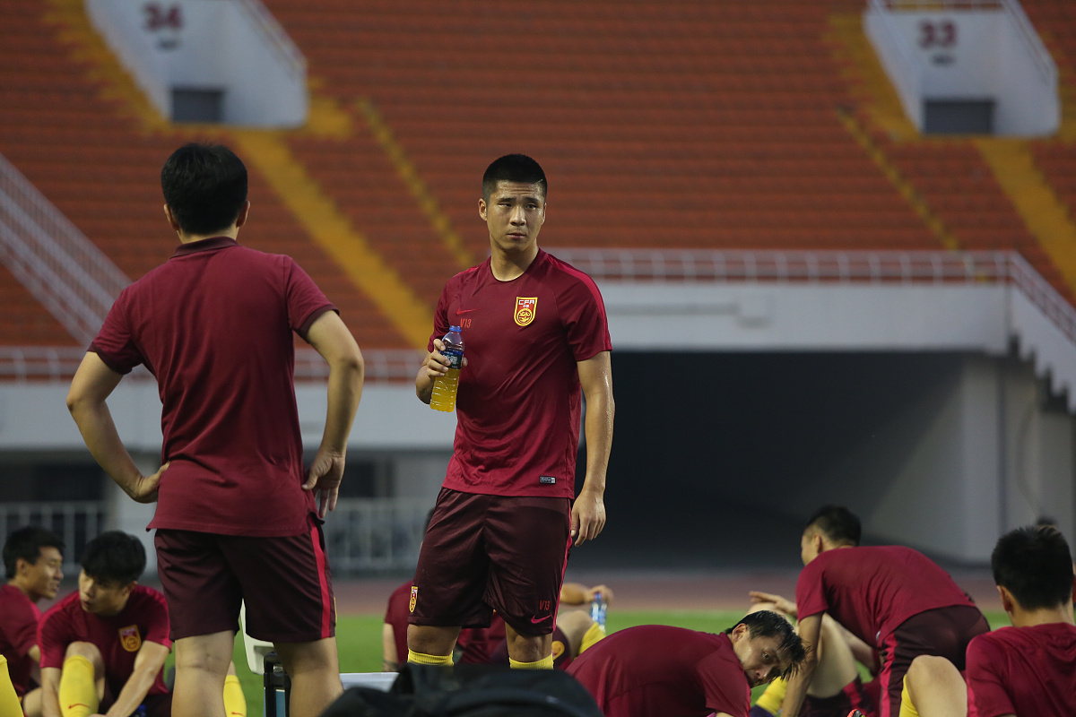 足球比赛中球队展现出坚韧不拔的斗志