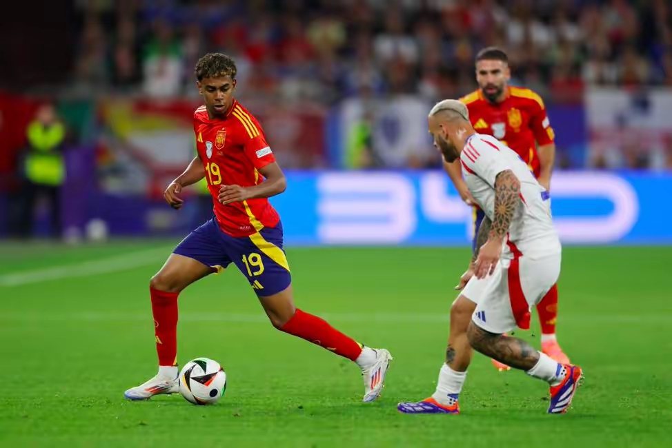 西班牙队大胜匈牙利队，晋级欧锦赛