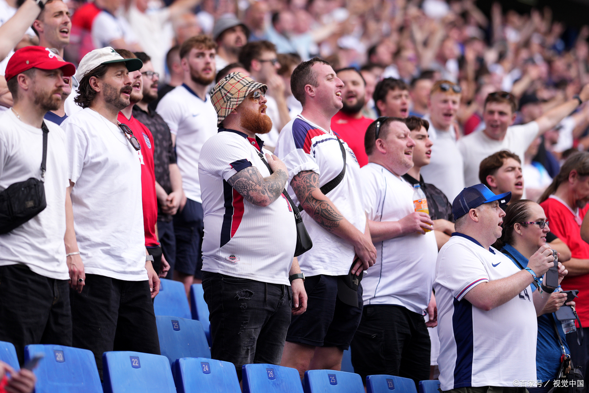 全力以赴的表现让球员们获得了喝彩！