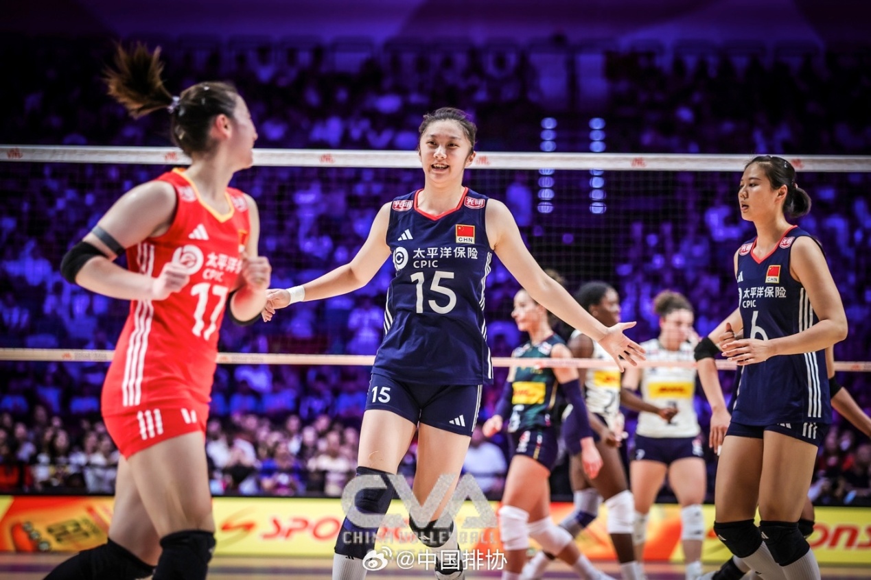 美国女排比赛：实现逆转，成功杀入决赛