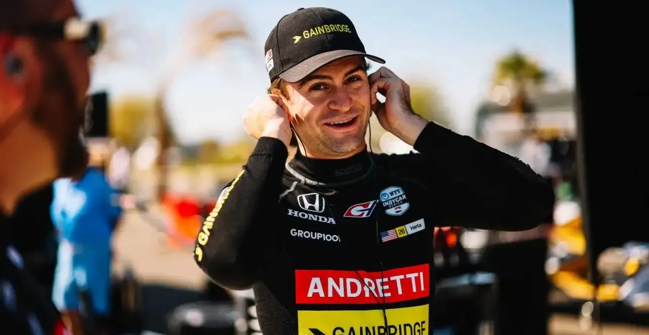 包含梅赛德斯碾压红牛车队，周冠宇高光表现的词条