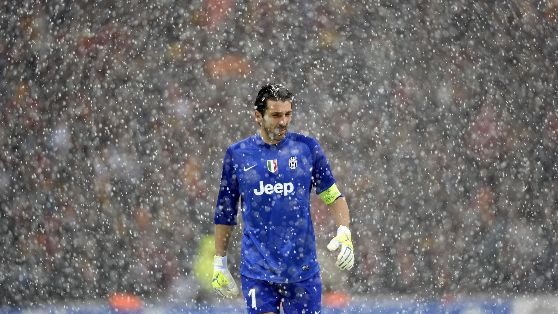 当绿茵场遇见赛道，苏格兰掀翻冰岛之夜，楚阿梅尼在F1街道赛的跨界统治