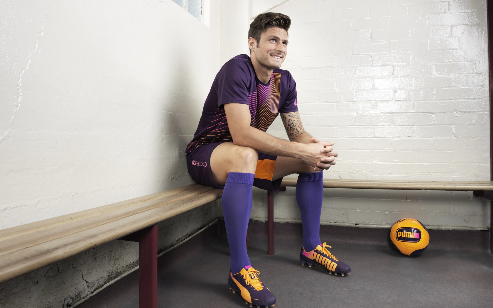 赛道上的红与银，勒克莱尔统治全场，梅赛德斯力克阿斯顿马丁